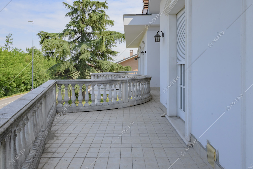 Terrazza con pavimento rivestito in piastrelle e balaustra con colonnine