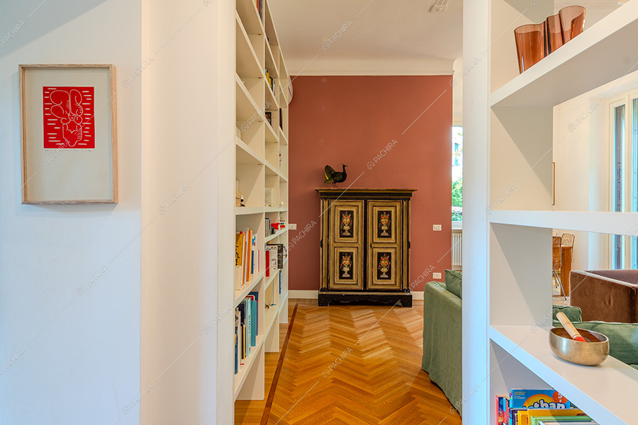 Corridoio dell'appartamento Andira, location moderna per shooting a Milano