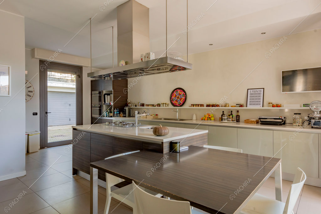 Cucina della villa Darling, location in stile contemporaneo a Monza