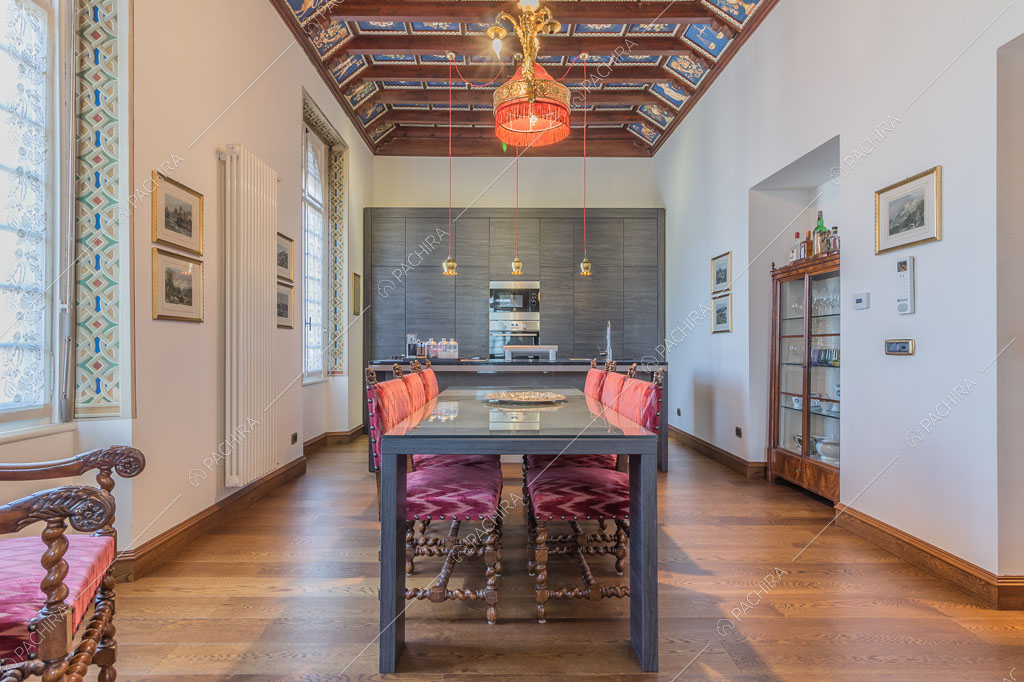 Sala da pranzo con cucina a vista della dimora storica Chewe, location in stile contemporaneo a Lecco