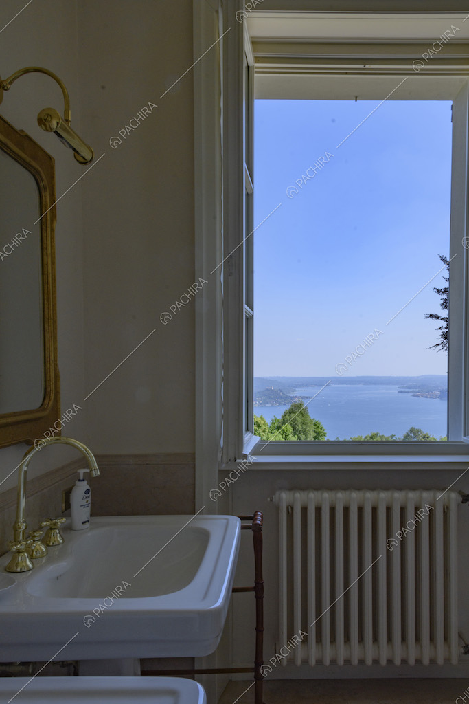 Bagno con doppio lavandino e rubinetti dorati
