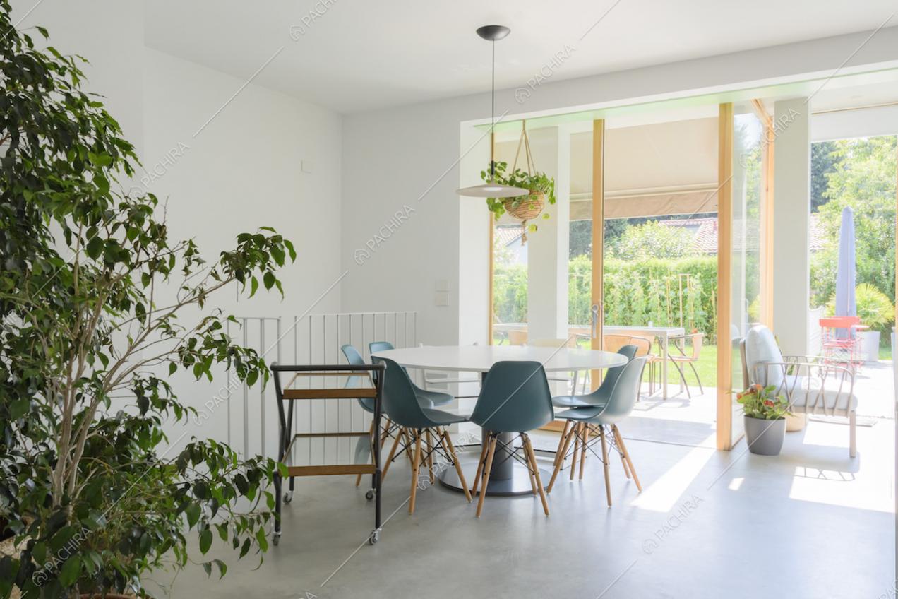 Tavolo da pranzo rotondo con sedie di design