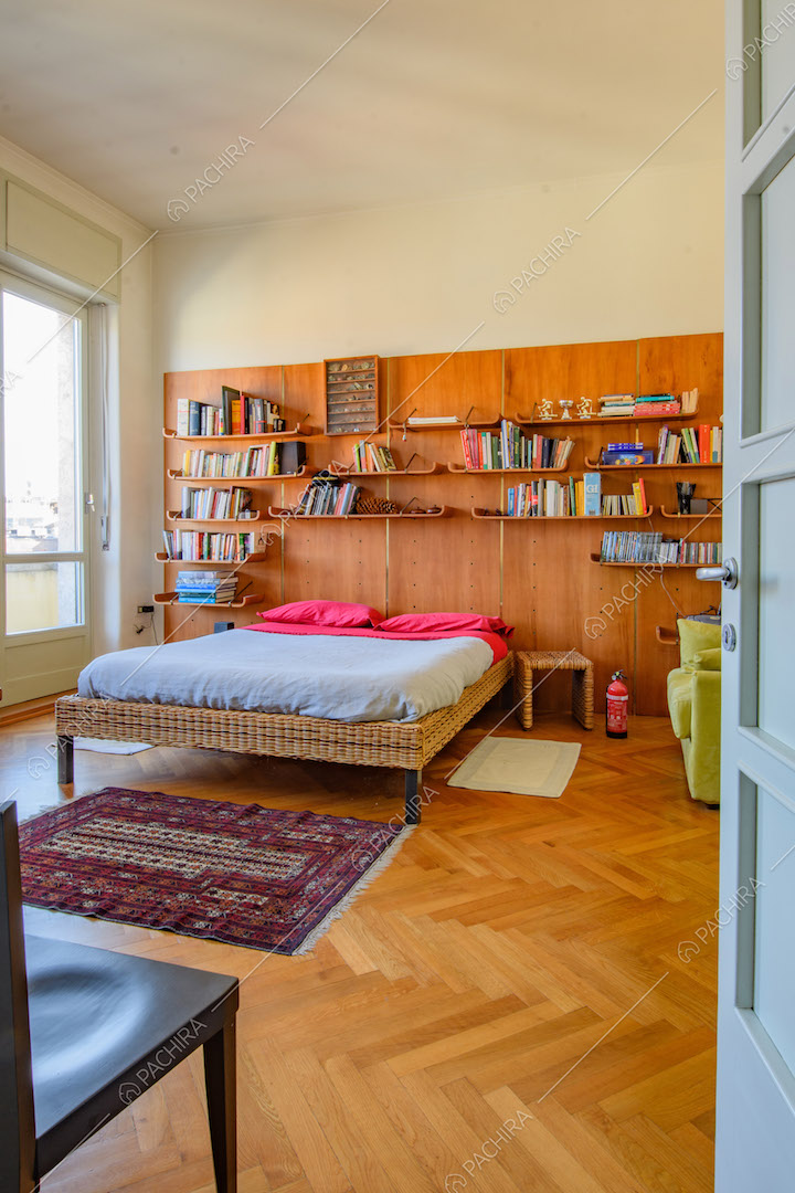 Camera da letto matrimoniale con pavimento in parquet a spina di pesce