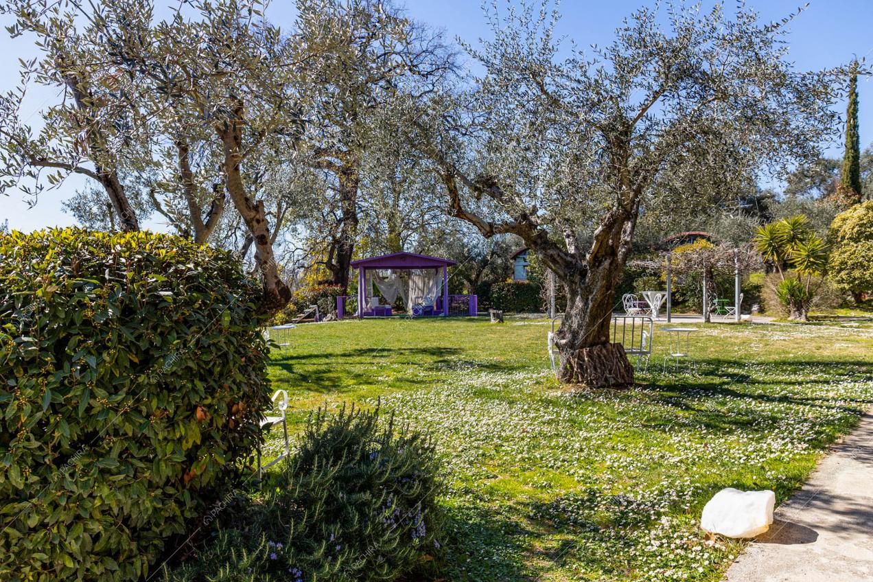 Giardino dell'hotel Aegirine, location in stile eclettico a Rieti