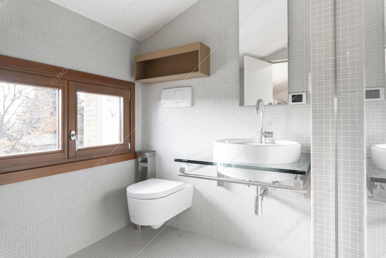 Angolo del bagno con lavandino, specchio e finestra
