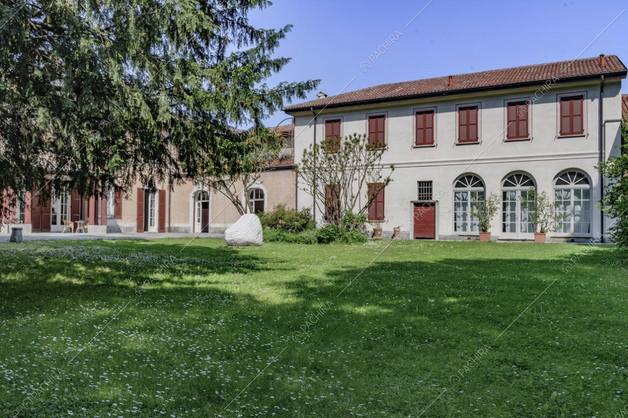 Curatissimo giardino privato della dimora storica dal quale si ammirano gli esterni e le porte-finestre del pianterreno