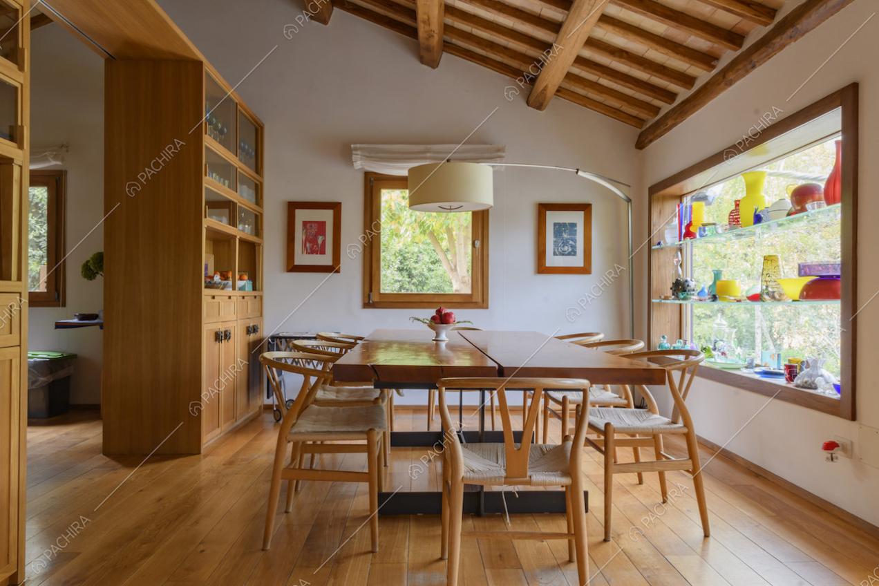 Zona pranzo con tavolo in legno e lampada da terra ad arco