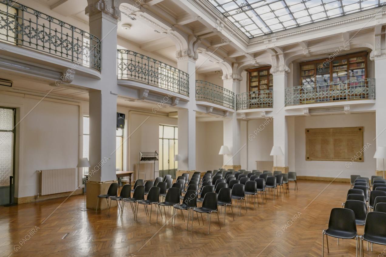 Ampio salone, con colonne bianche, circondato da una balconata con balaustre azzurre