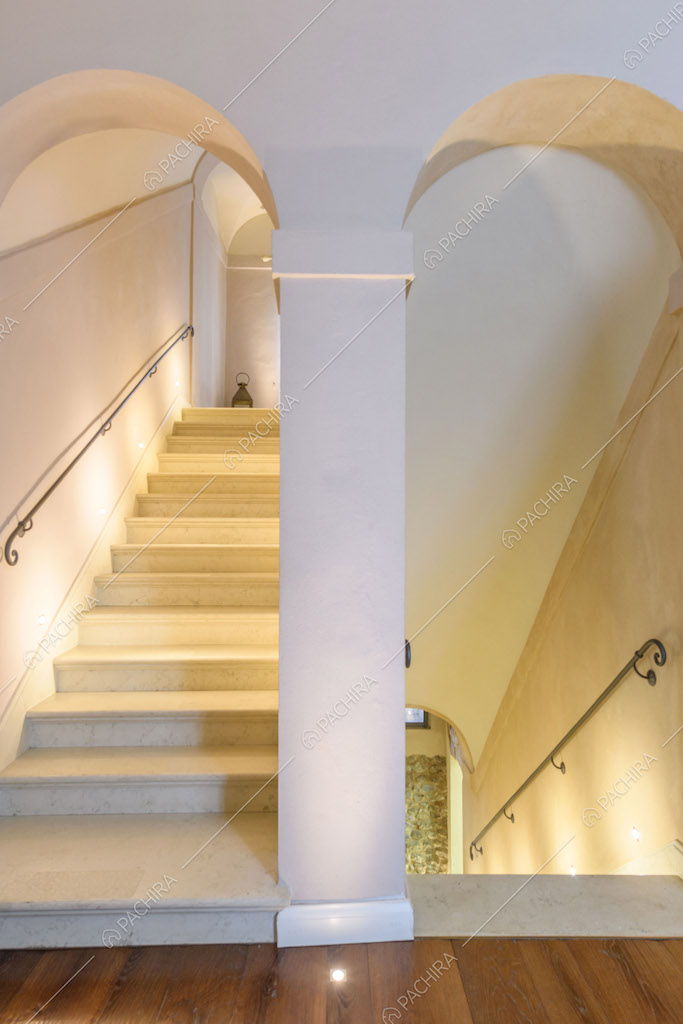 Scale con archi a tutto sesto per scendere nella taverna