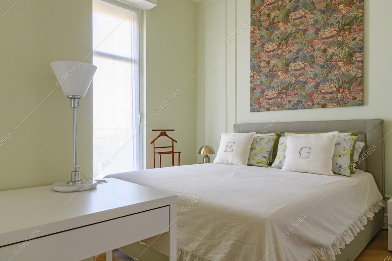 Camera da letto matrimoniale con boiserie alle pareti