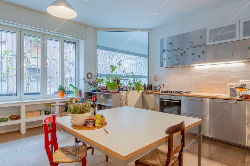 Cucina a parete dell'appartamento Mungo, location in stile contemporaneo a Milano