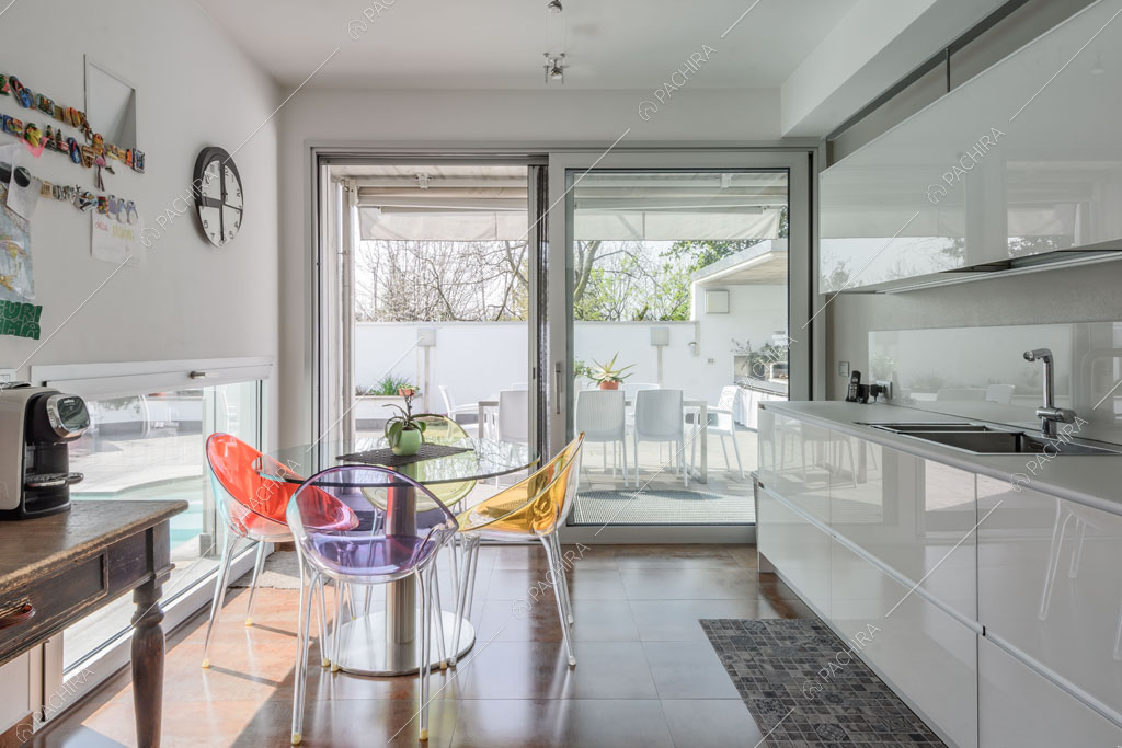 Cucina a parete della villa Lilium, location in stile moderno in Provincia di Milano