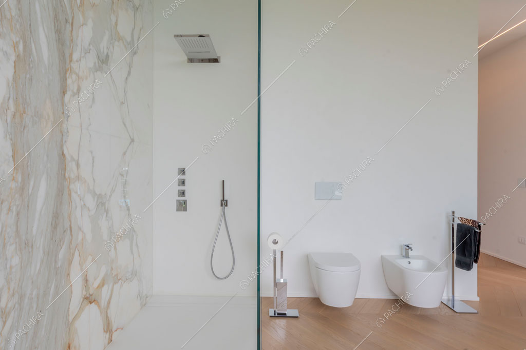 Box doccia nel bagno della villa Ladoga, location in stile contemporaneo a Varese