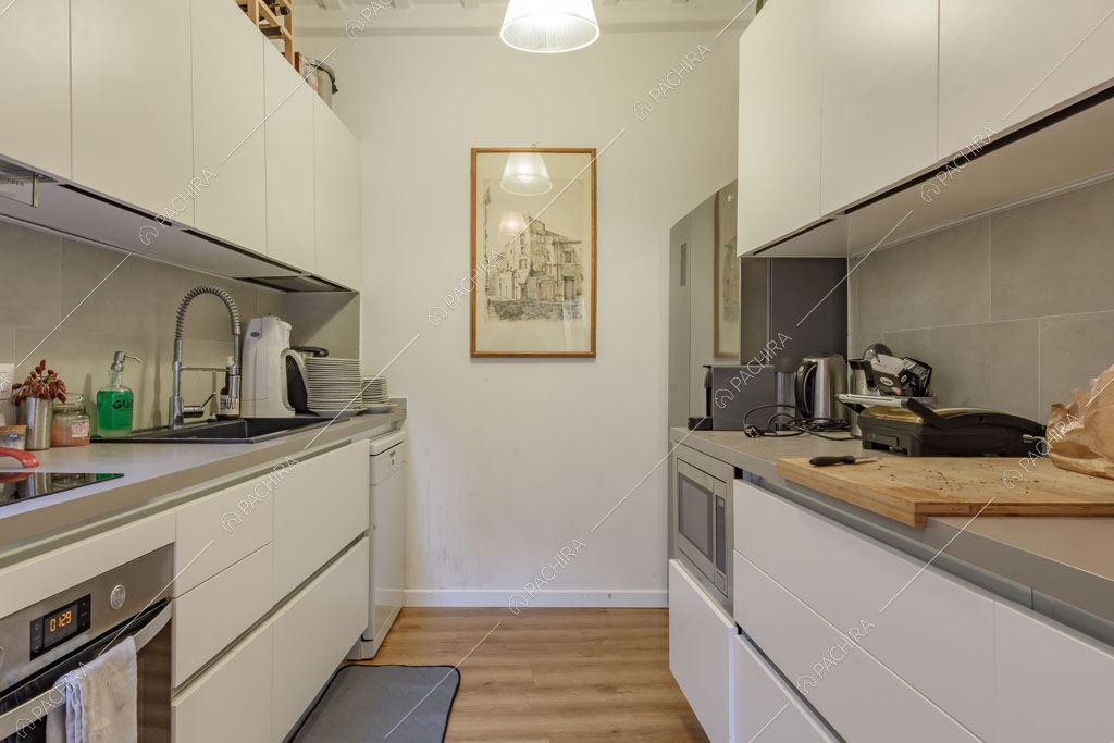 Cucina a parete dell'appartamento Roobois, location in stile insolito a Roma