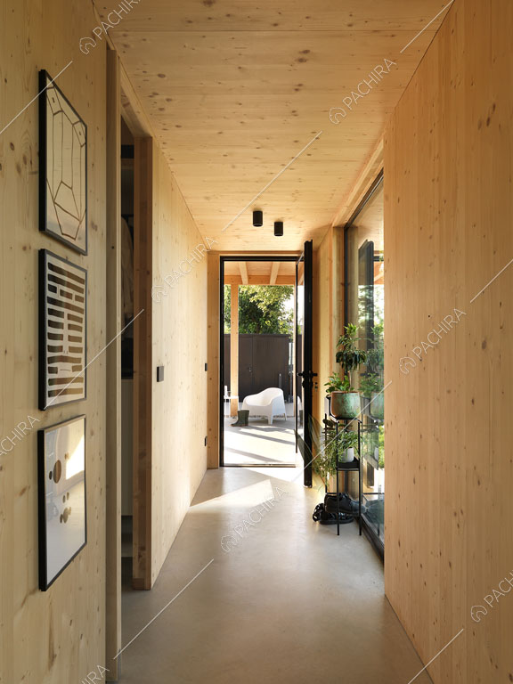 Corridoio con pareti e soffitto in legno