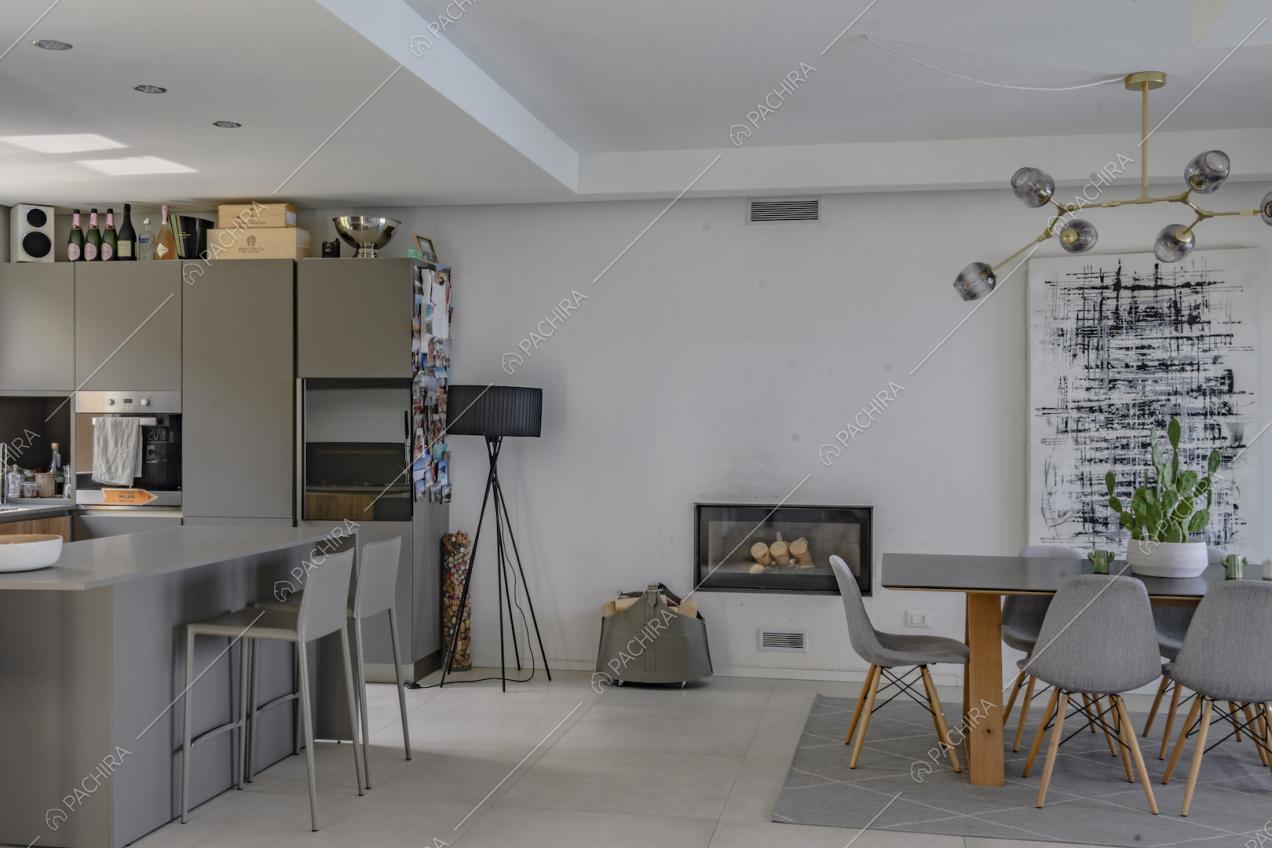 Open space con zona pranzo e cucina a parete