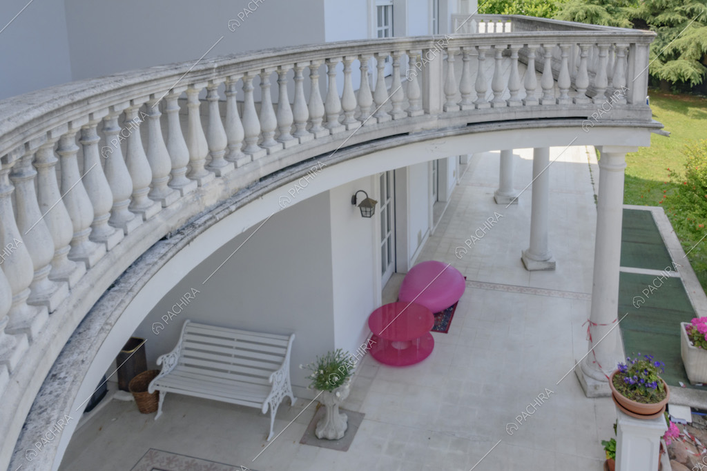 Dettaglio della balaustra sulla facciata della villa