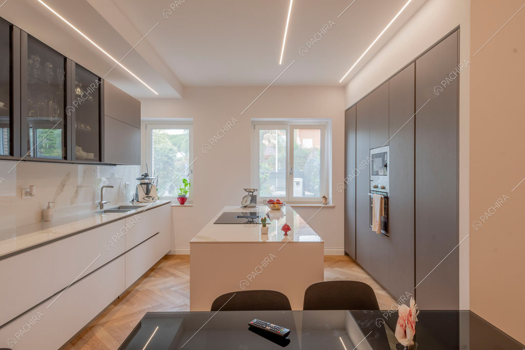 Cucina a penisola della villa Murray, location in stile contemporaneo a Roma