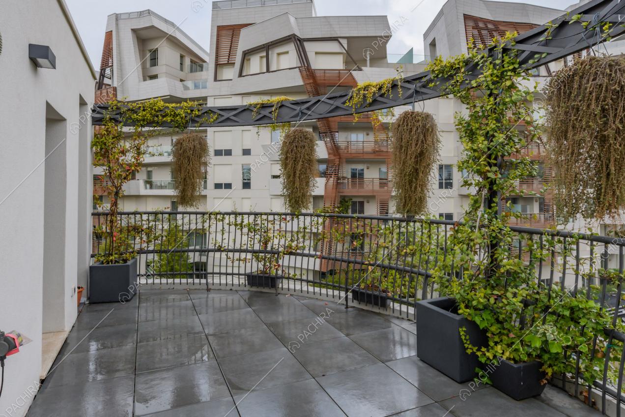 Terrazza a semicerchio con parapetto in metallo nero e vista sullo skyline