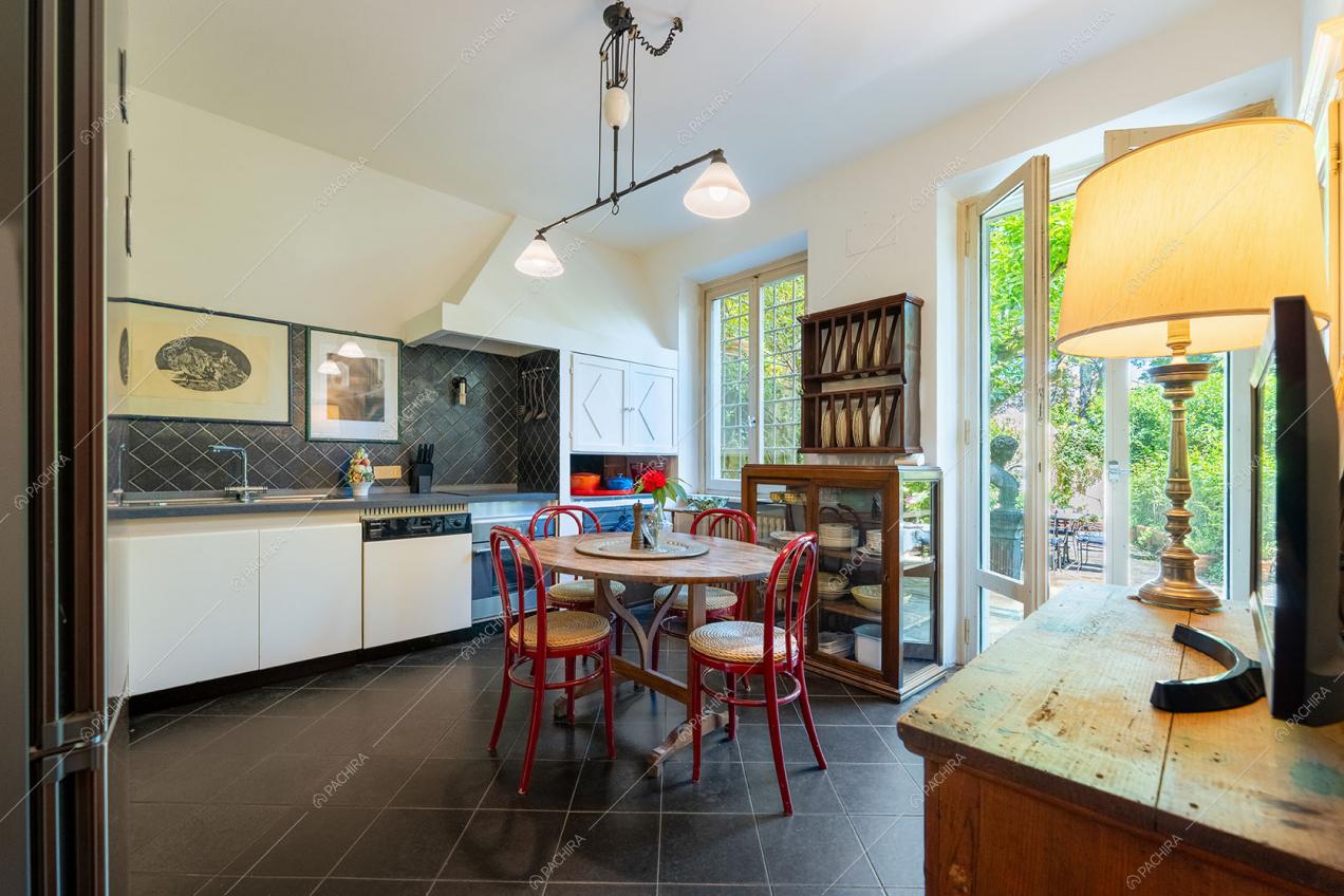 Cucina della villa Gombo, location in stile moderno a Firenze