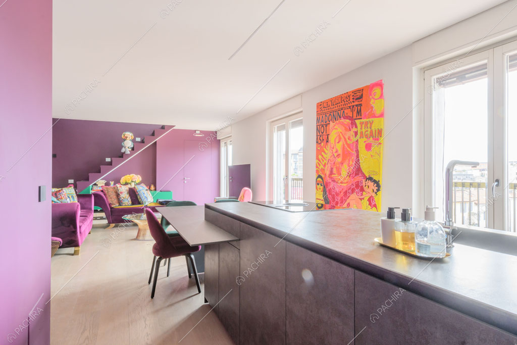 Cucina a isola dell'appartamento Quiabo, location in stile contemporaneo a Milano