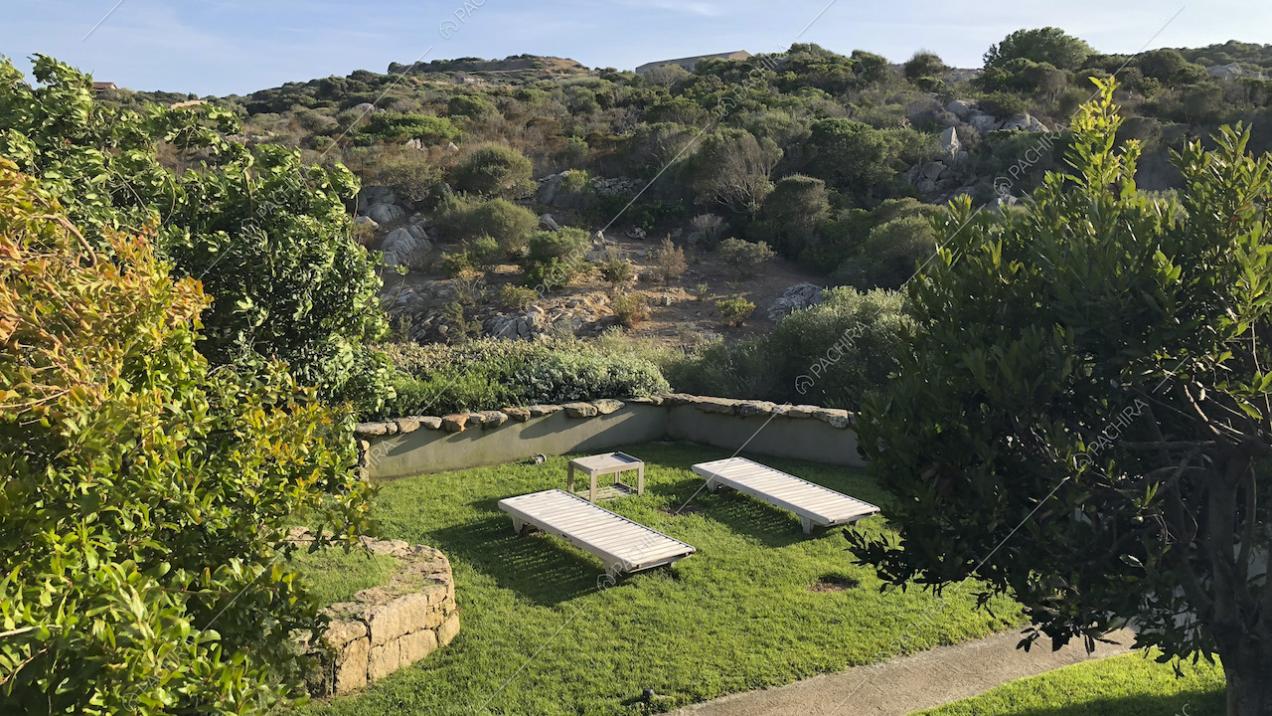 Lettini per prendere il sole all'interno del parco che si estende intorno alla villa