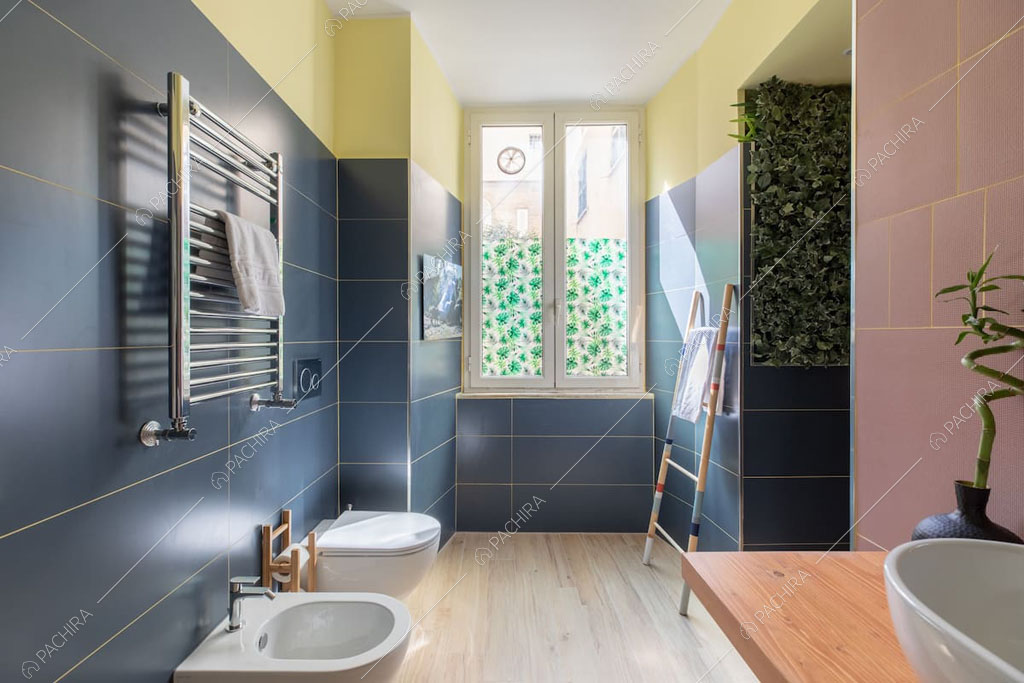 Pareti colorate nel bagno dell'appartamento Crescione, location in stile contemporaneo a Roma