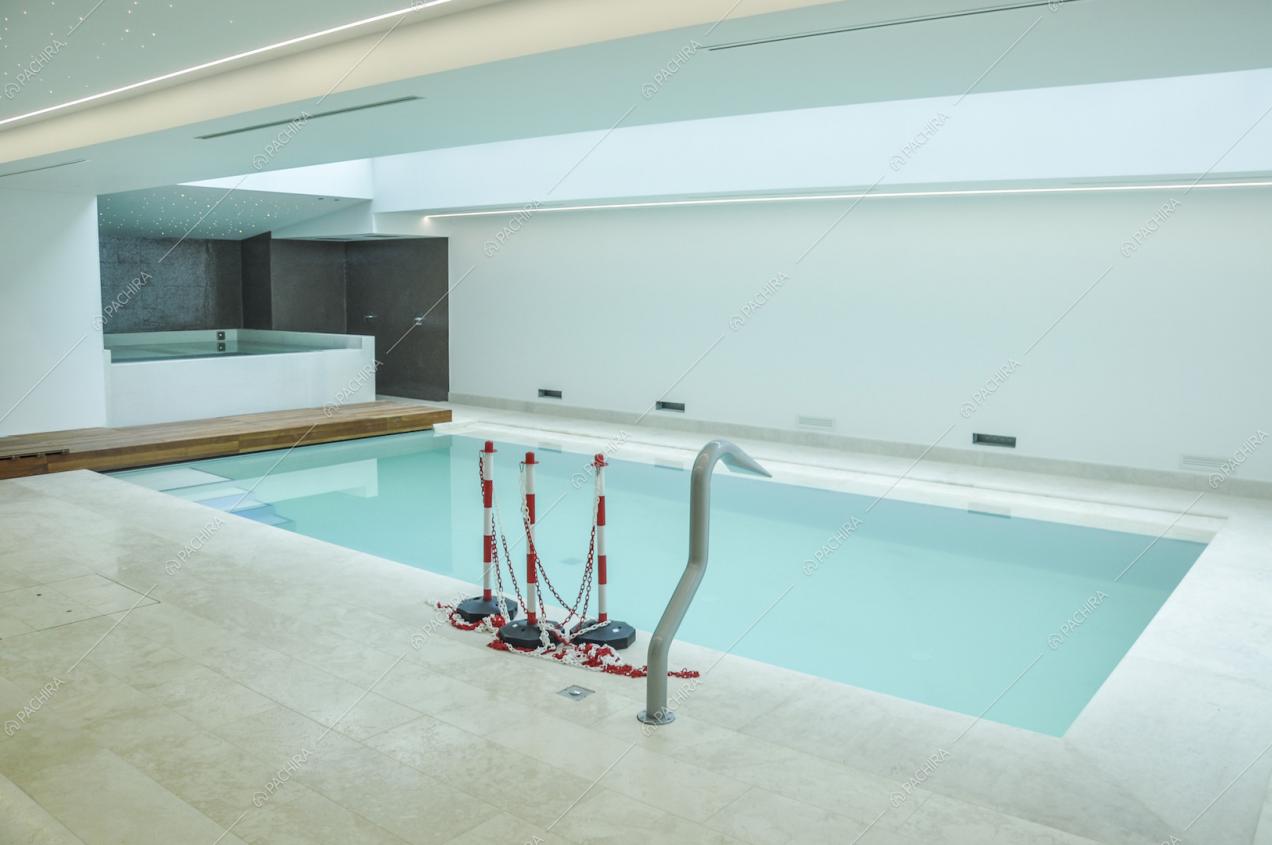 Piscina interna della villa Caviale Rosa, location in stile moderno a Roma