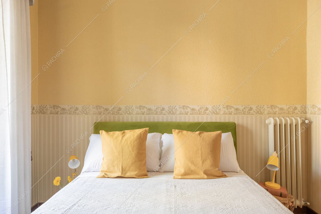 Carta da parati a righe nella camera da letto dell'appartamento Crescione, location in stile contemporaneo a Roma