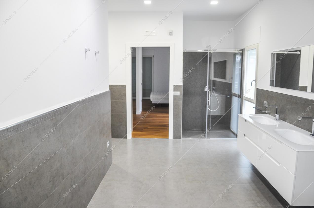 Box doccia nel grande bagno della villa Caviale Rosa, location in stile moderno a Roma