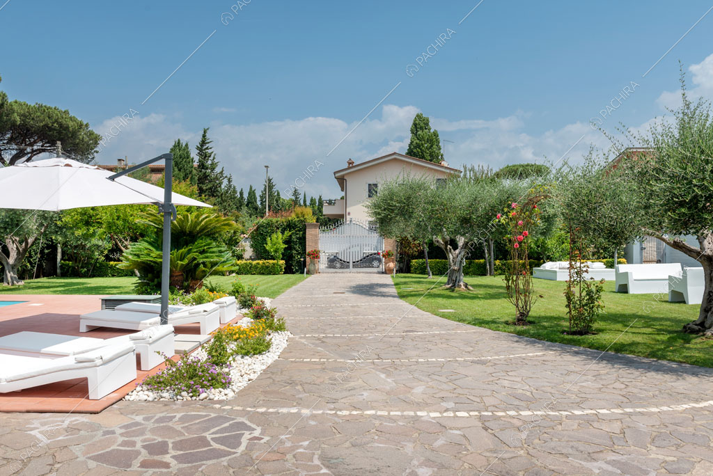 Vialetto della villa Agnocasto, location in stile moderno a Roma