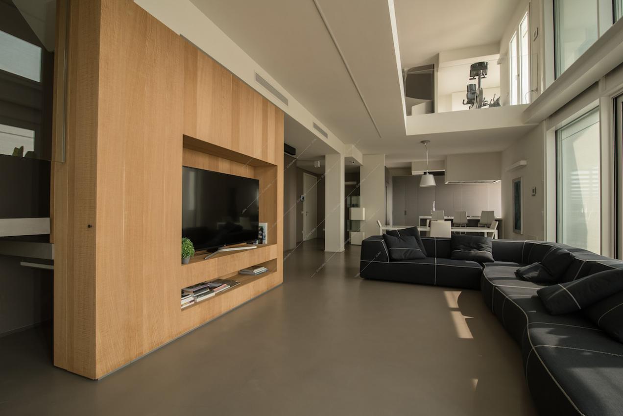 Parete in legno con televisione nel salotto