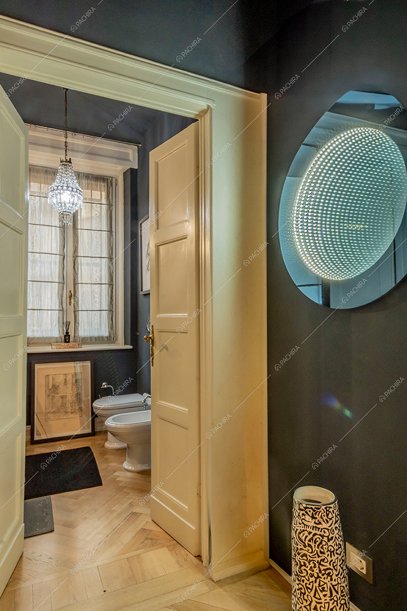 Bagno dell'appartamento Barbabietola, location in stile liberty a Milano