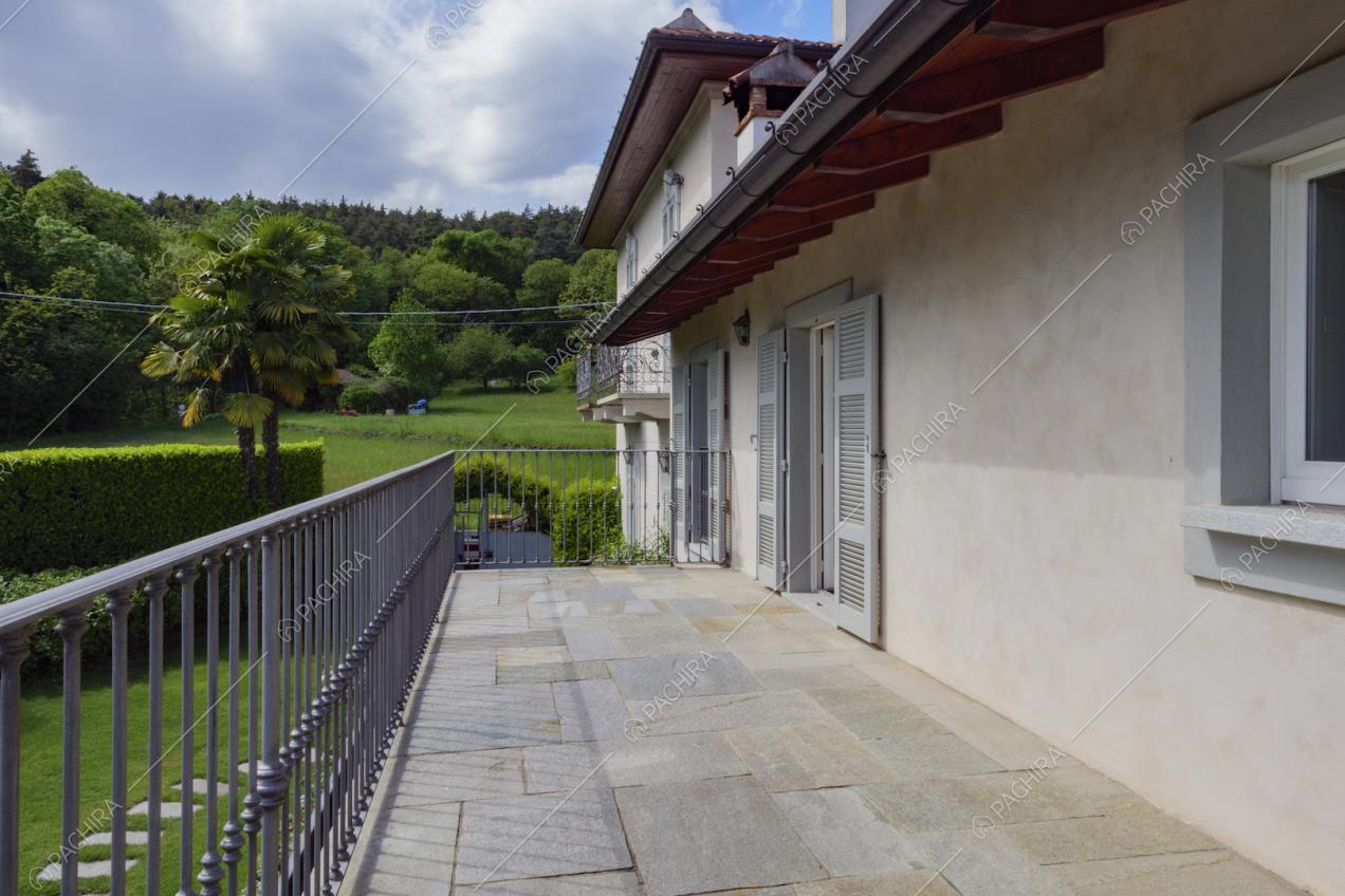 Dalla terrazza con pavimentazione in pietra vista sul giardino
