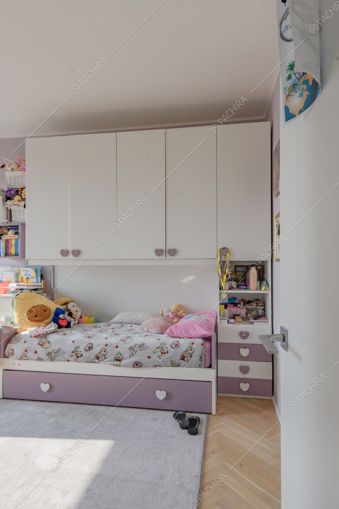 Ampia camera da letto dei bambini con pavimento in parquet a spina di pesce
