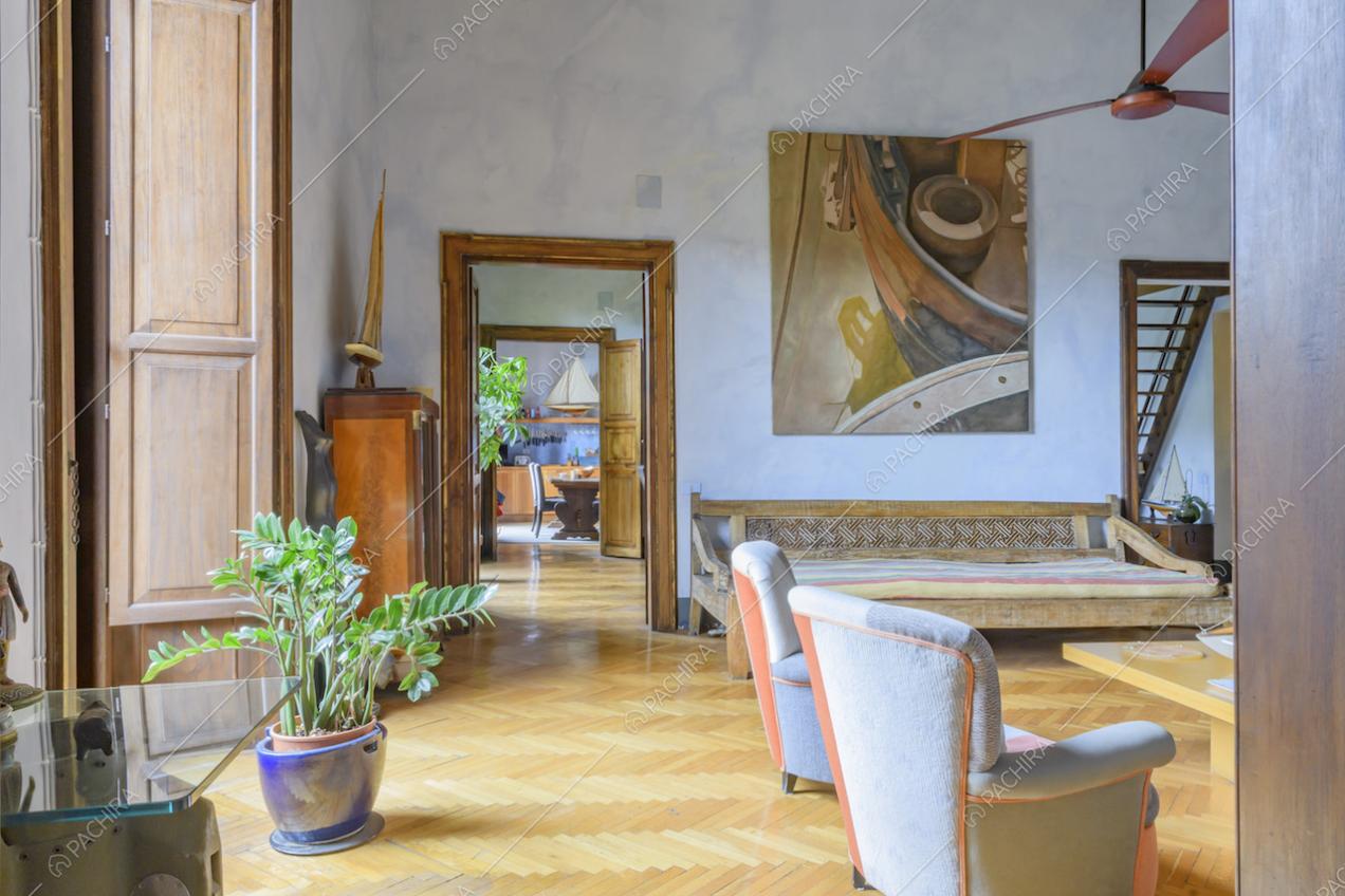 Poltrone in stoffa colorata e quadro sulla parete
