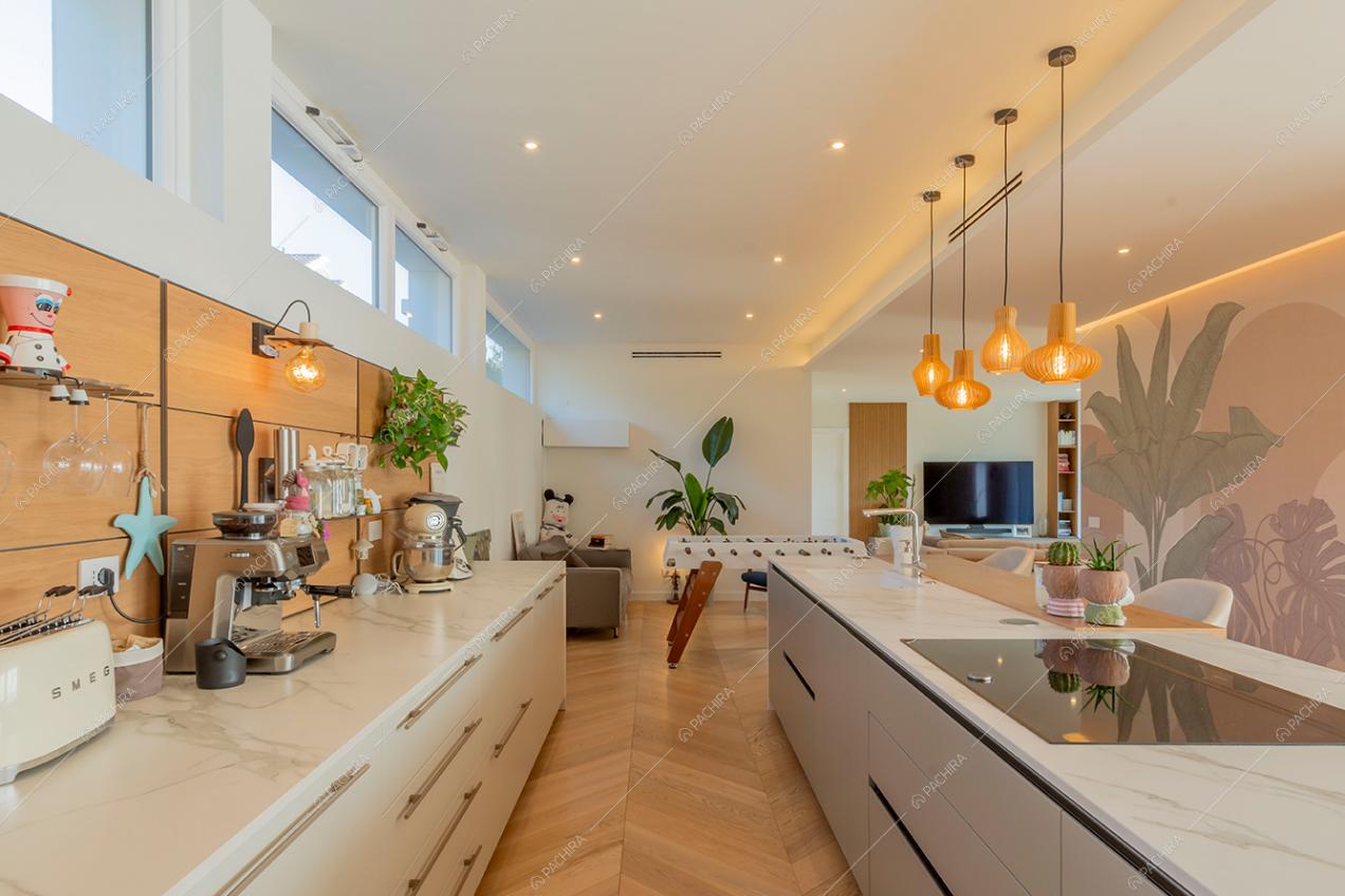 Cucina a isola della villa Brenta, location in stile moderno a Milano