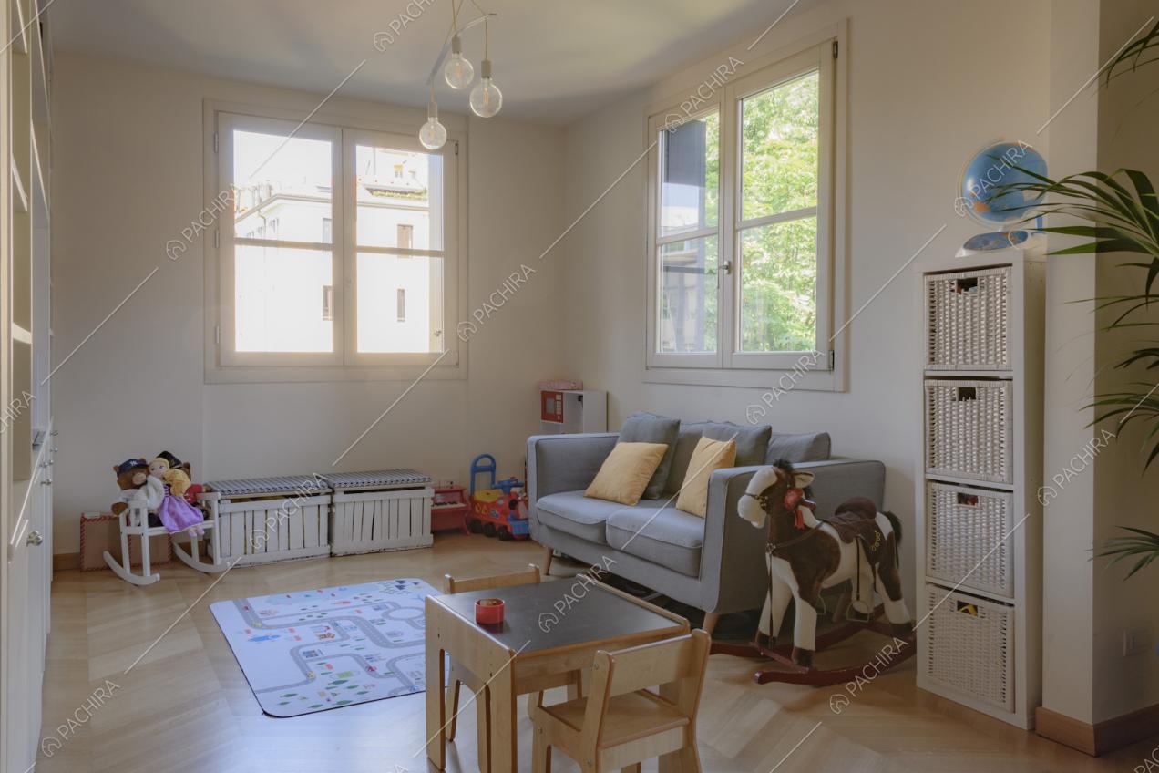 Piccolo tavolo con sedie in legno a misura di bambino e giocattoli