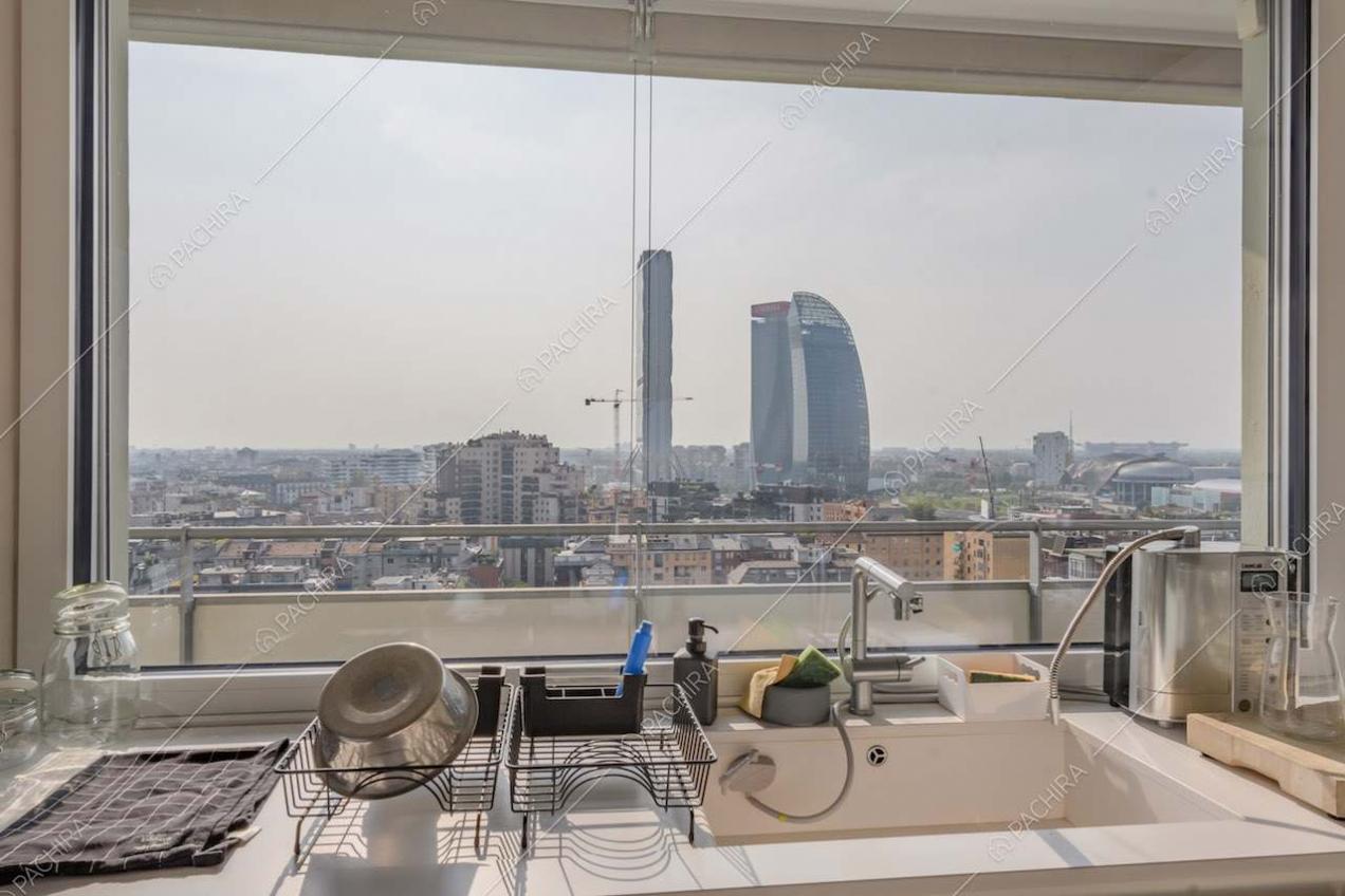 Dalla cucina vista sullo skyline tramite grande vetrata