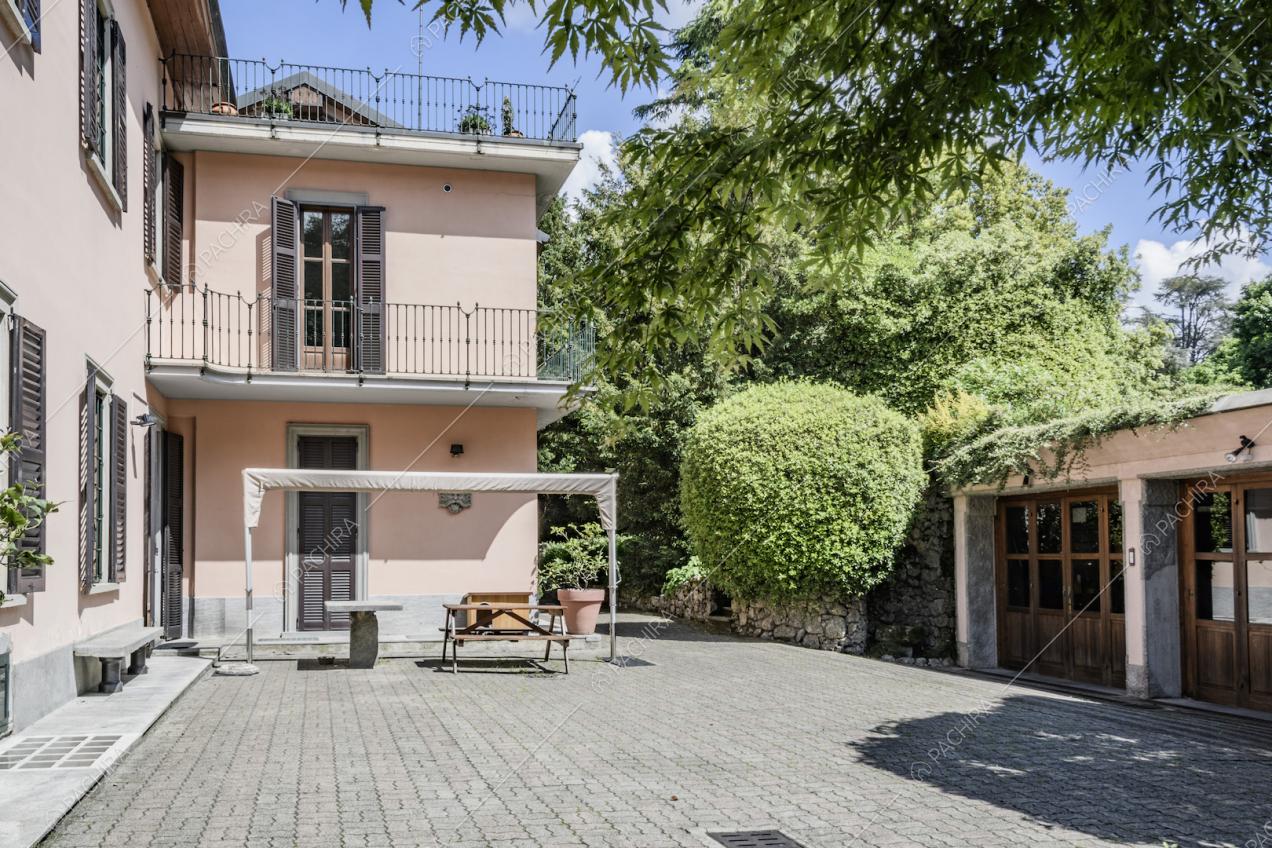 Dettaglio di un angolo esterno della villa