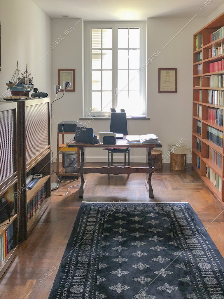 Studio con scrivania d'epoca e libreria