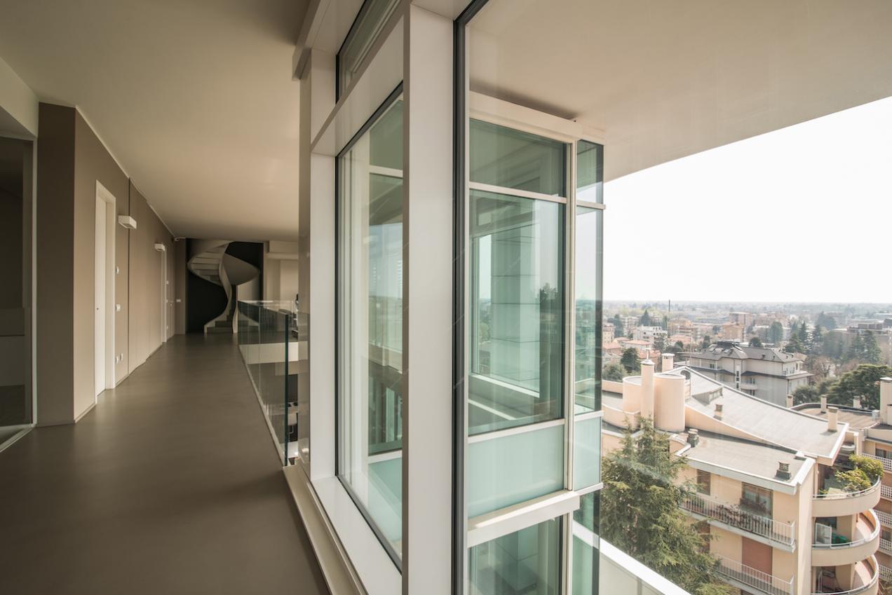 Attico con pareti di vetro con vista sulla città