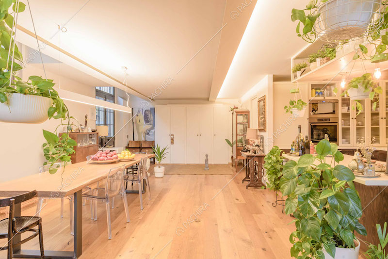 Pavimento in parquet, pareti bianche e cucina con isola a vista