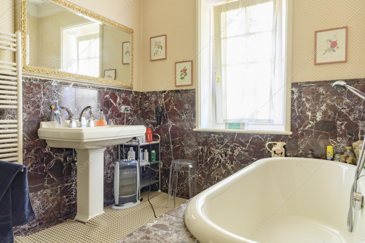 Boiserie in marmo, vasca da bagno e lavandino vintage 