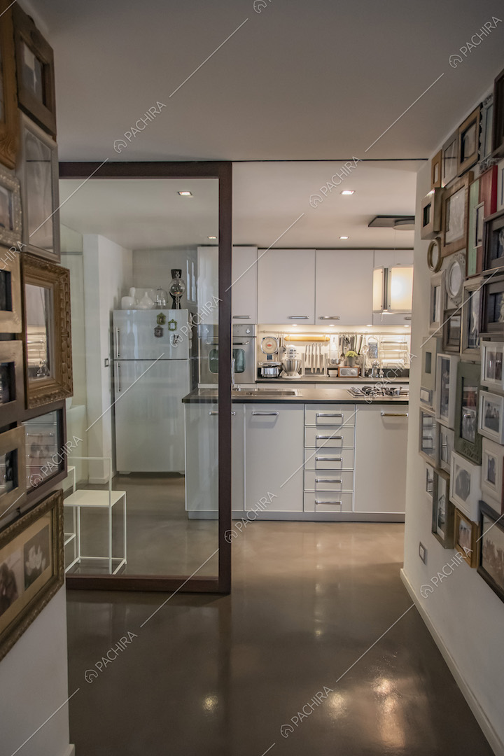 Mobili da cucina bianchi con cassetti e frigorifero