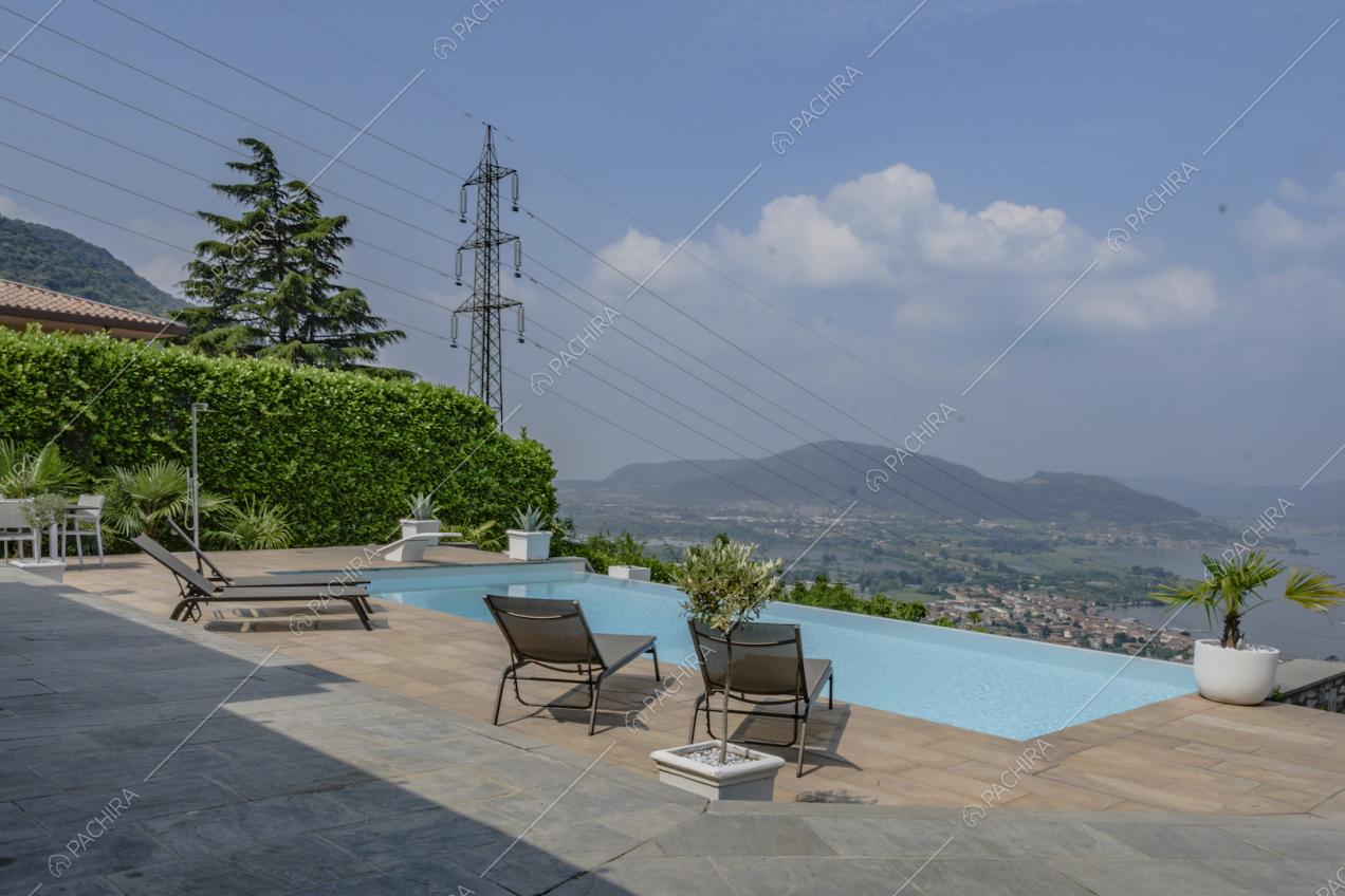 Piscina e panorama visti dalla villa