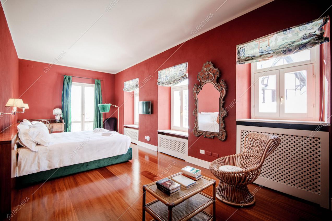 Camera da letto con parquet rosso-dorato