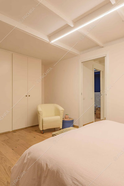 Pavimento in parquet nella camera da letto matrimoniale con bagno privato
