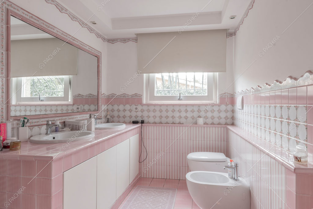 Bagno con piastrelle rosa della villa Bauxite, location in stile moderno a Roma
