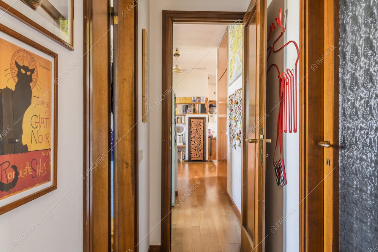 Corridoio con pavimento in parquet e porte in legno